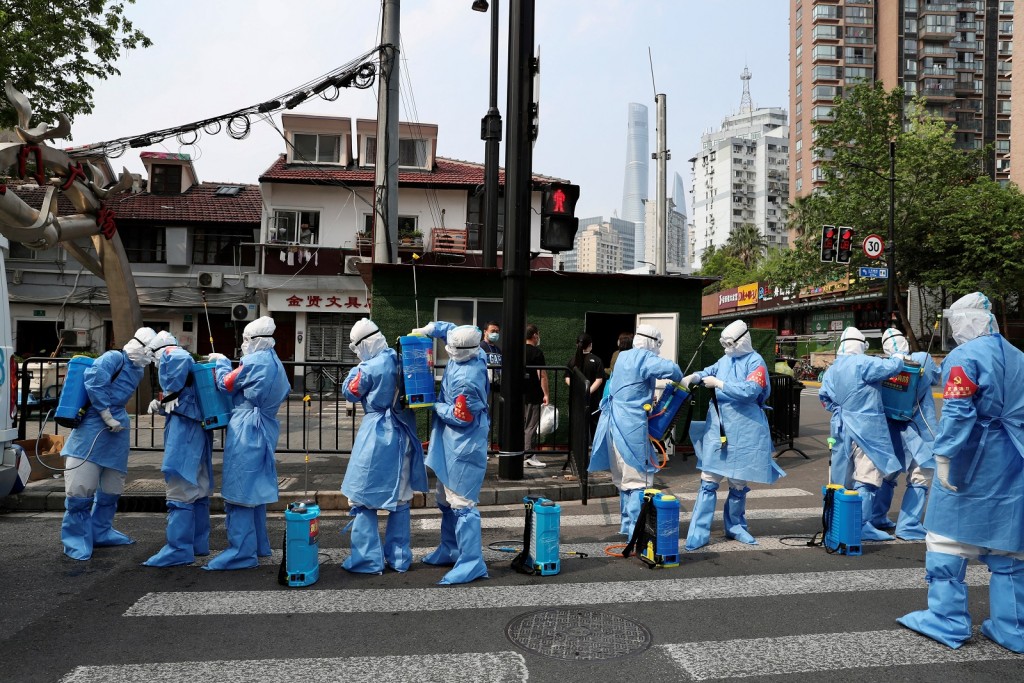 上海封控下的防疫人員。路透社圖片