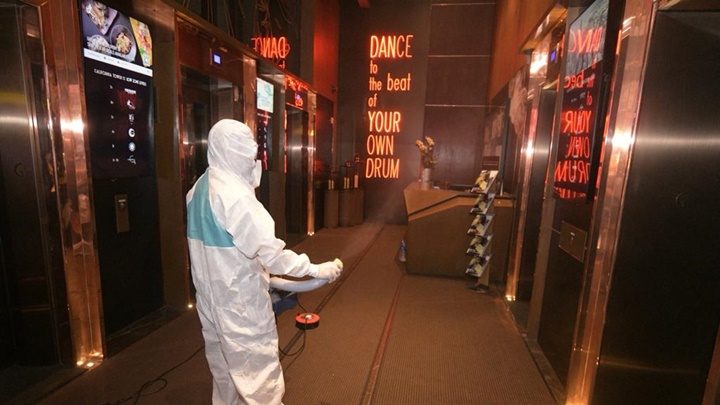 有工作人員在加州大廈電梯大堂進行消毒。