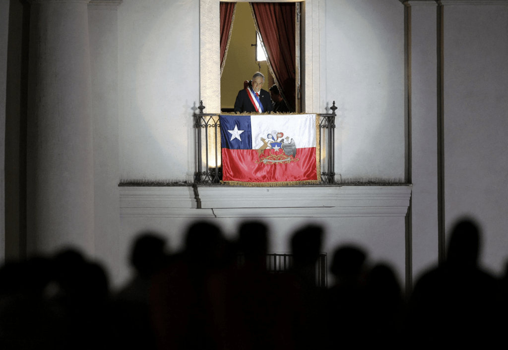 智利前總統塞巴斯蒂安 (Sebastian Pinera)週二乘搭直升機失事喪生，享年74歲。圖為塞巴斯蒂安2010年首度當選總統後，會見人民的情景。美聯社