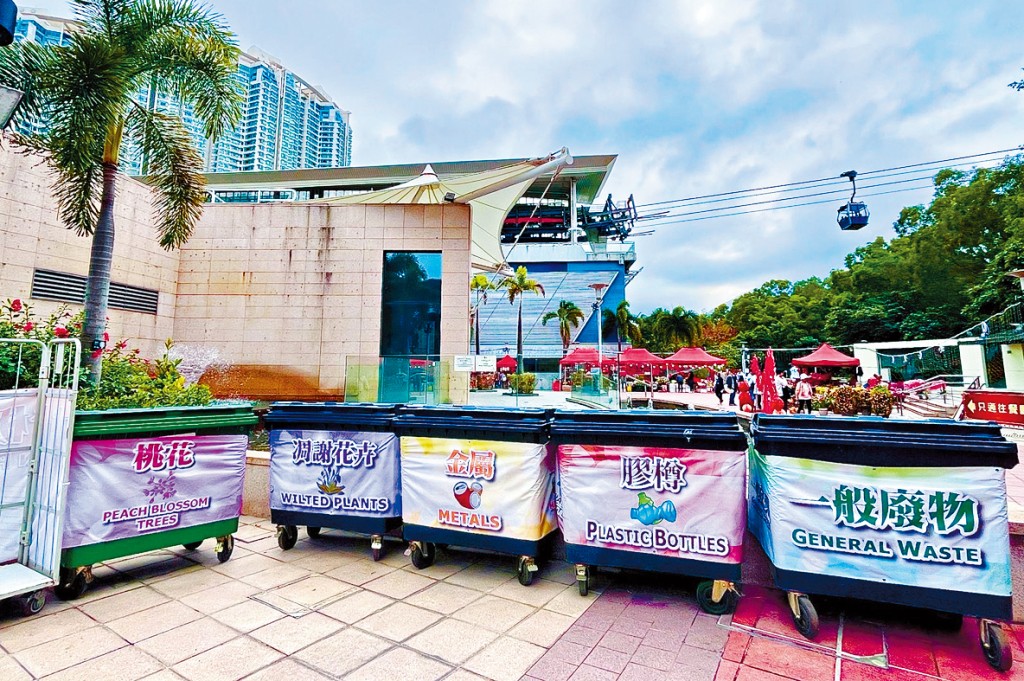 食環署在年宵市場按桃花、凋謝花卉等，設不同垃圾桶。