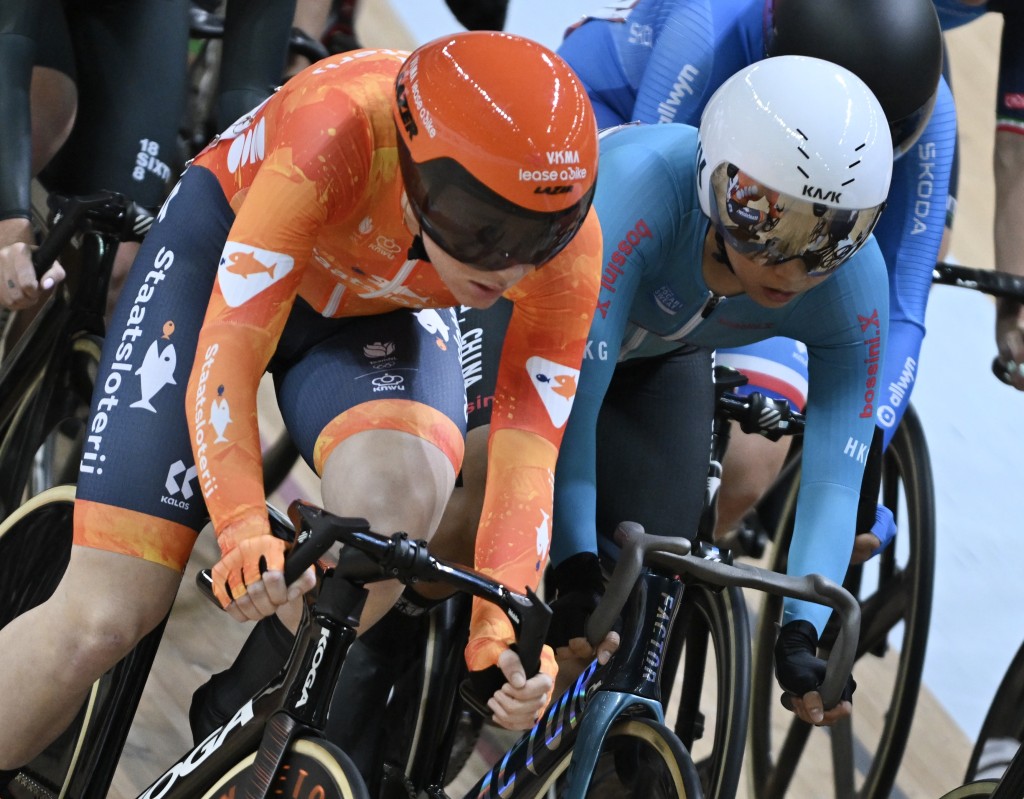 李思颖（右，蓝衫)在淘汰赛中展现超卓的技战术。何君健摄