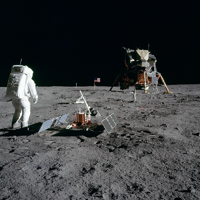 1969年阿波羅11號太空船登上月球，太空人艾德林在寧靜海基地附近。NASA圖片