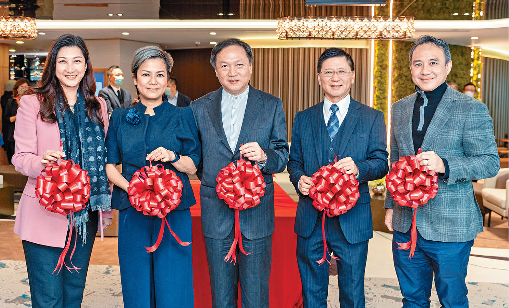 ■富通保險行政總裁葉文傑（中）、副行政總裁暨首席財務官徐志堅（右二）、首席營運暨企業轉型總監羅偉廉（右一）、首席策略總監歐陽明欣（左二），以及首席營業總監蘇芷君（左一）主持高端客戶服務中心開幕禮儀式。