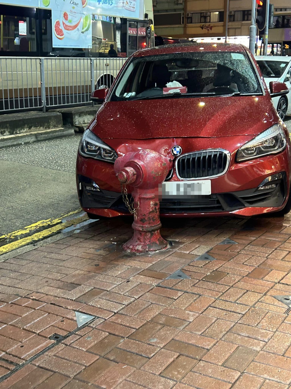 寶馬私家車車頭撞向消防栓。網上圖片