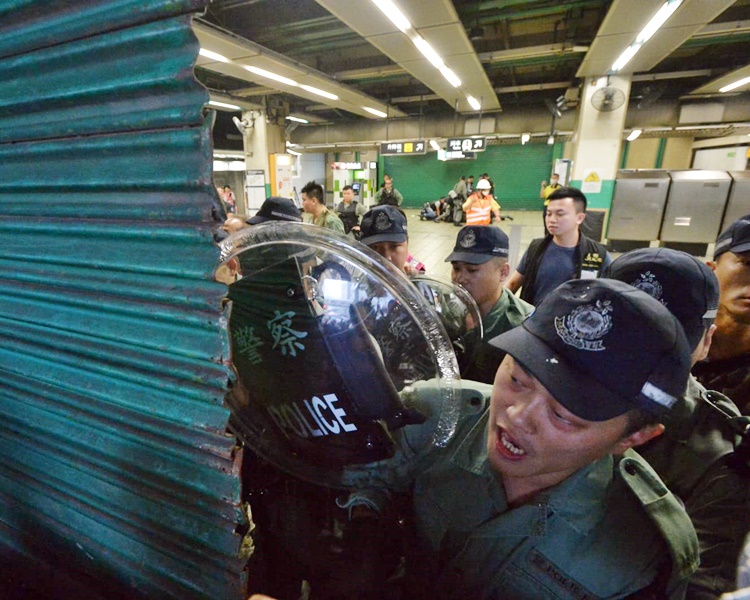 防暴警協助葵芳站關閘。