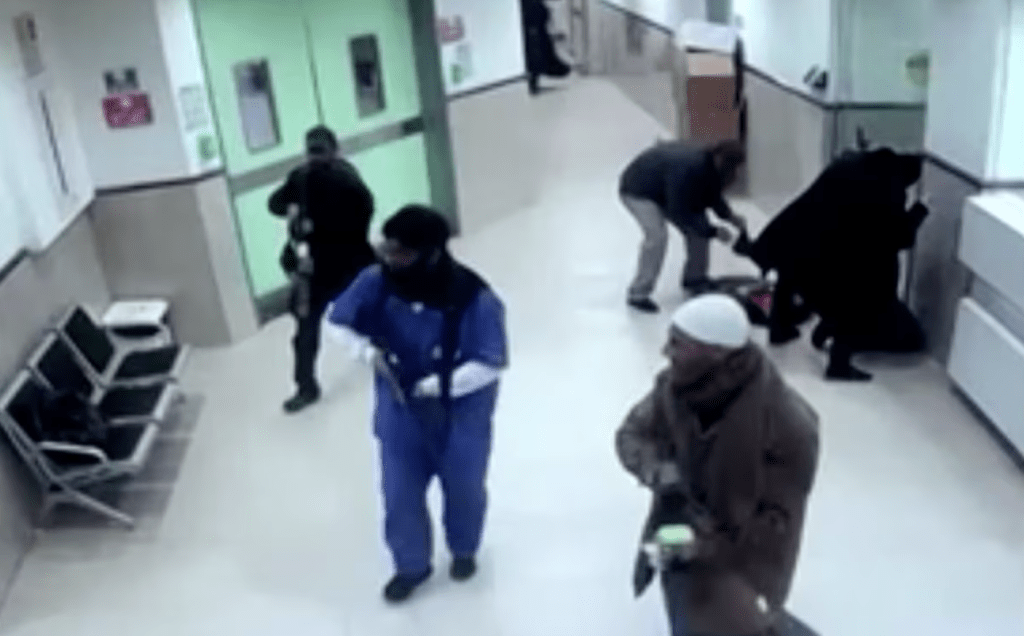 网上流传的影片截图所见，参与这次行动的突击队员共计10多人，3人身穿女装，2人打扮成医护人员，全部手持步枪穿过医院大堂的走廊。路透社