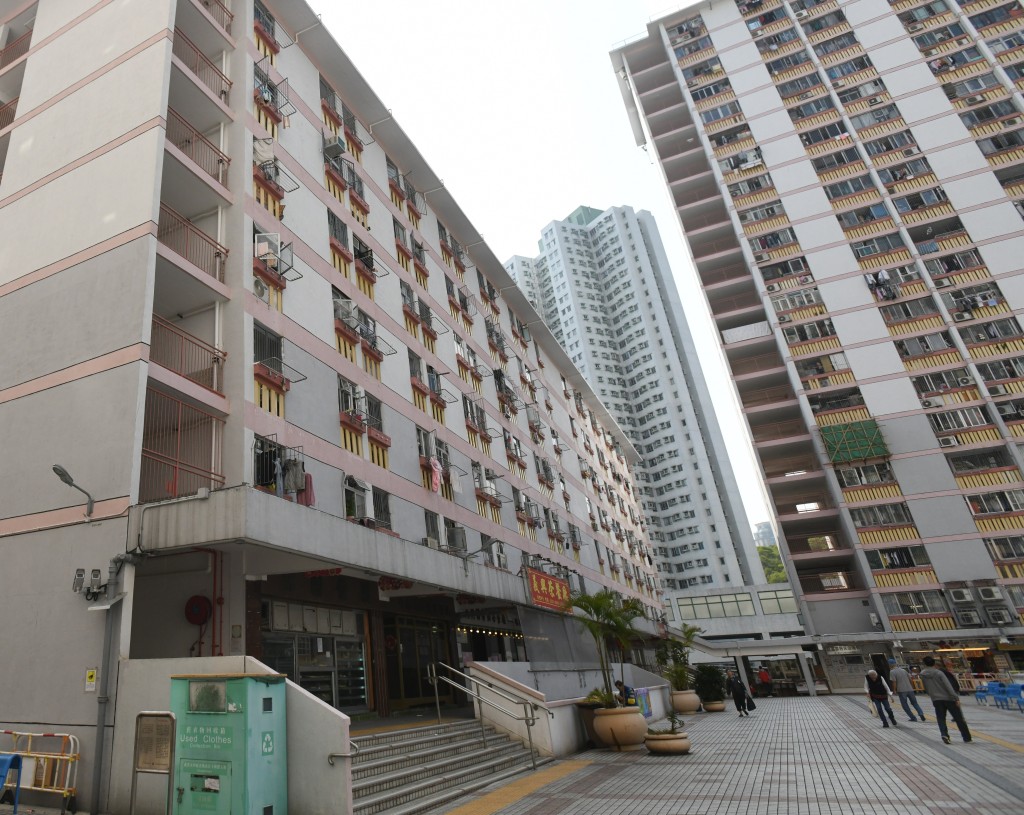 確診醫生胡可滿在富山邨的診所應診。資料圖片