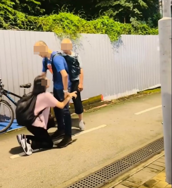 •大媽連隨捉著兒子的手跪下,苦勸:返去......facebook截圖 •大媽連隨捉著兒子的手跪下,苦勸:返去......facebook截圖