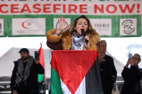 夏洛特上月在倫敦一項親巴勒斯坦抗議活動中獻唱。路透社