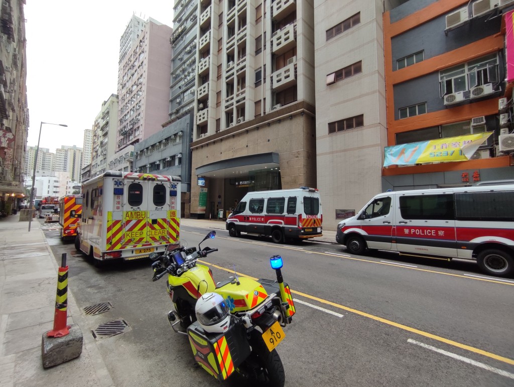警車及救護車在場戒備。