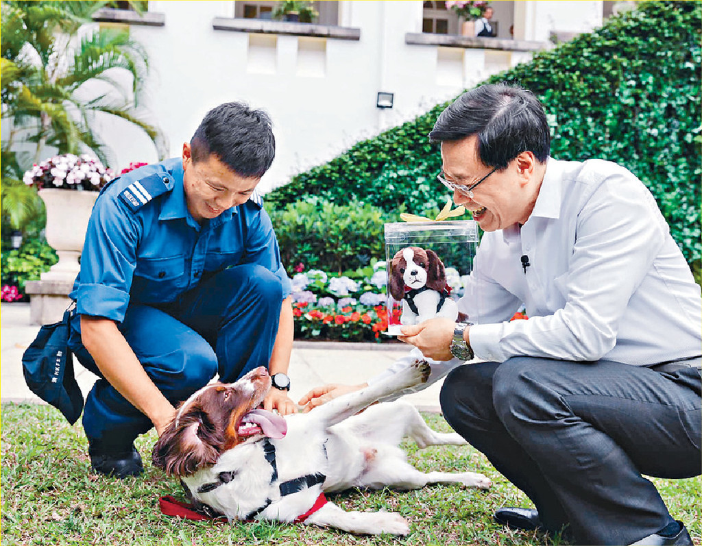 ■近日特首邀請土耳其搜救犬去禮賓府作客。