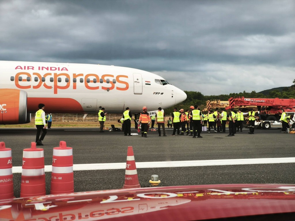 印度快運航空客機起落架故障。(Facebook/Phuket International Airport - HKT) 印度快運航空客機起落架故障。(Facebook/Phuket International Airport - HKT)