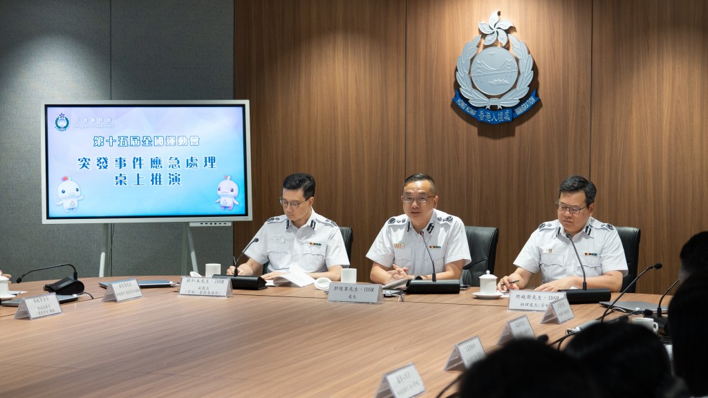 入境處處長郭俊峯(中)和多名長官帶領人員進行應急處理桌上推演。 入境事務處微博圖片 入境處處長郭俊峯(中)和多名長官帶領人員進行應急處理桌上推演。 入境事務處微博圖片
