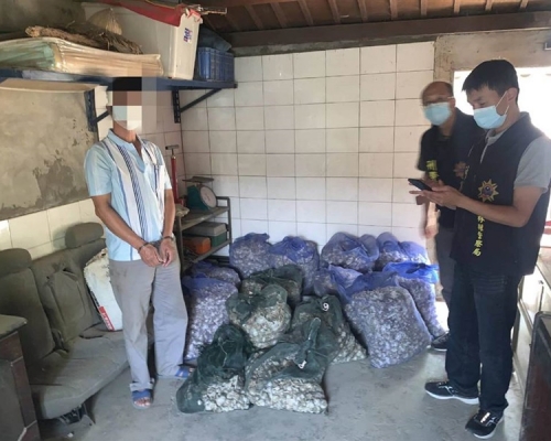 警方在盧男住處人贓並獲起回14袋蒜頭。中時