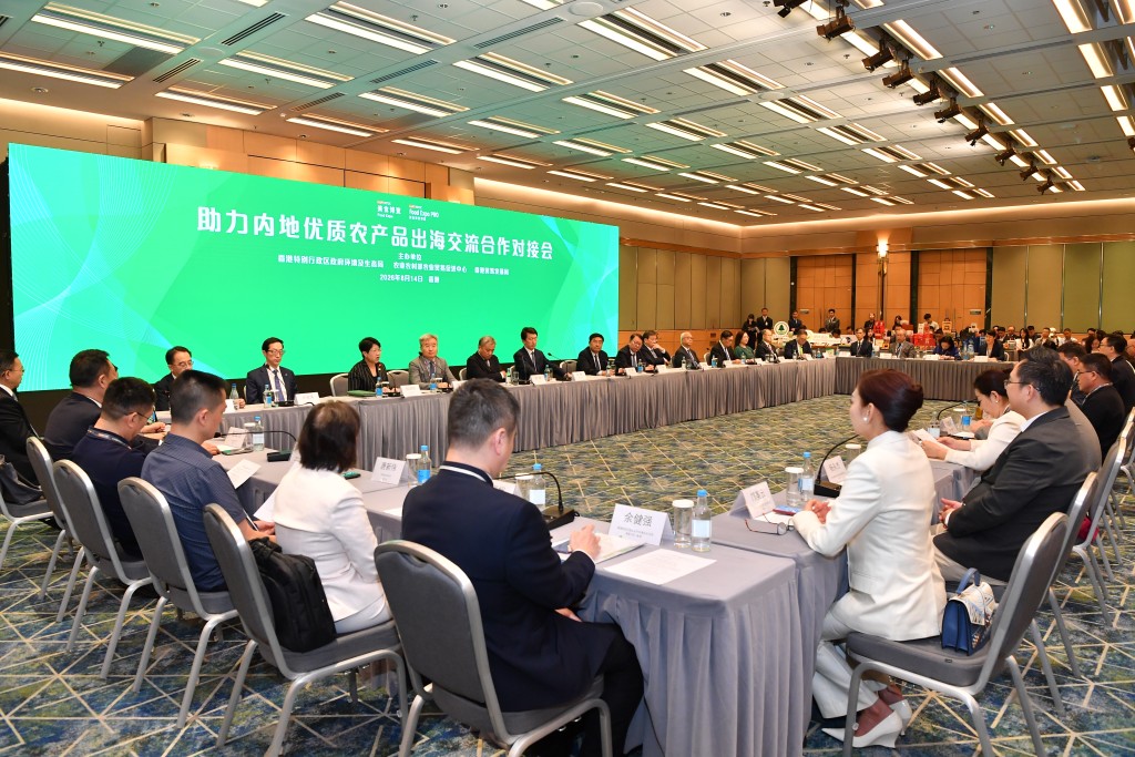 助力內地優質農產品出海交流合作對接會於8月14日舉行，來自內地的參展企業代表以及香港的採購商、管道商超過200人報名參會。 