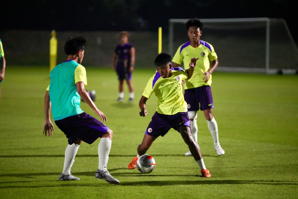 U20港隊正身在多哈準備比賽，杜俊暉(控球者)歸隊。 足總圖片