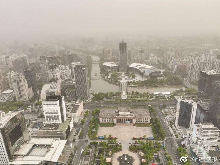 沙尘天气下的杭州城区。