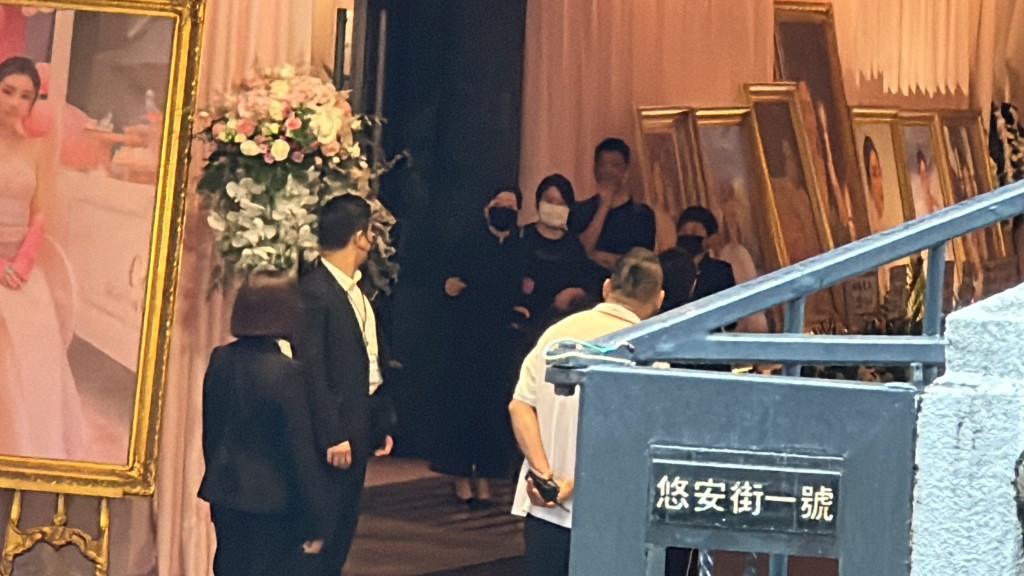 蔡天凤今早举殡，其母「五姐」一早到达灵堂。