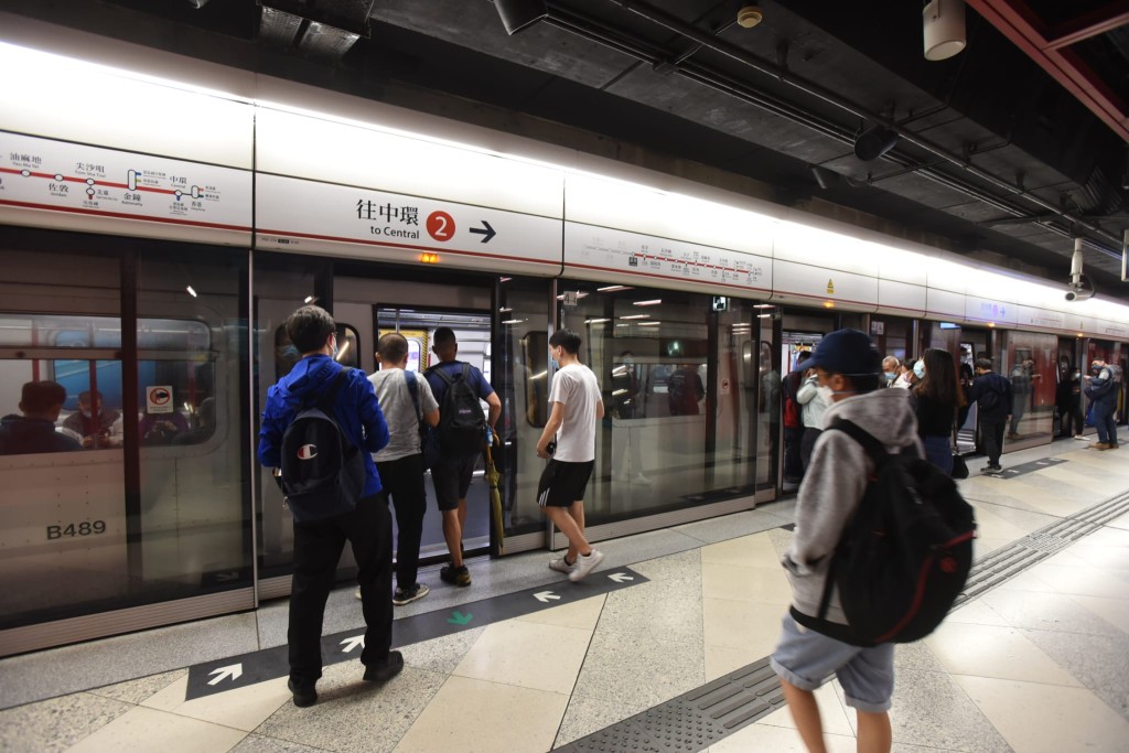 荃湾綫有乘客「尿袋」冒烟。