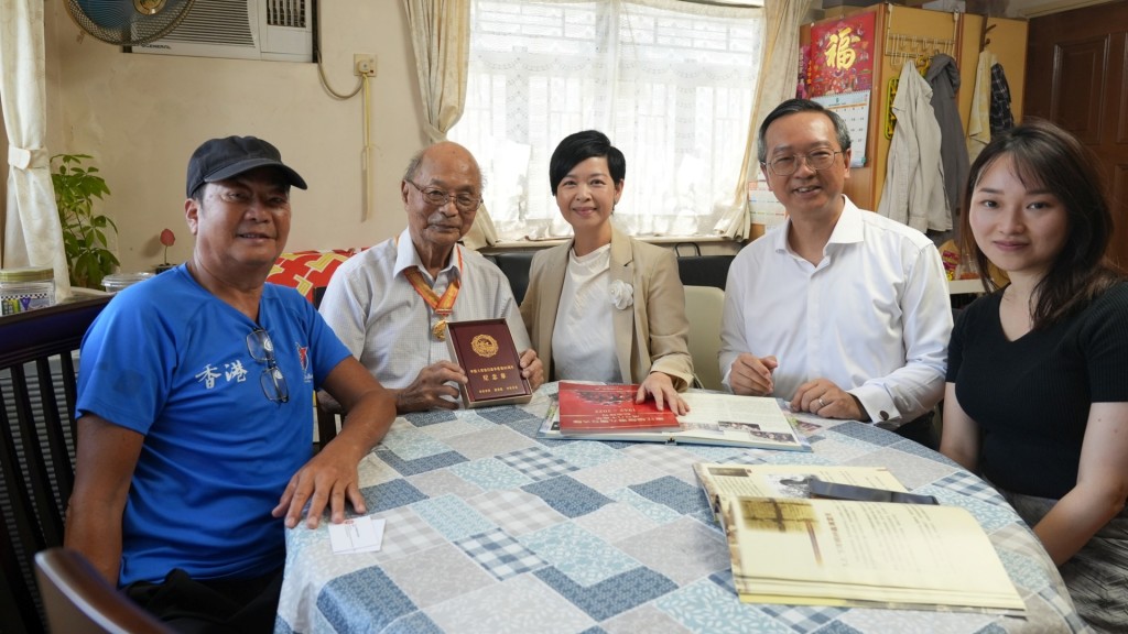 何永賢與戴尚誠拜訪抗日老兵「安叔」劉炳安。何永賢fb圖片