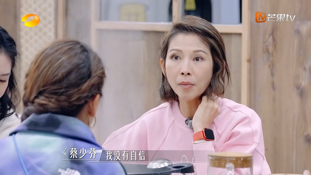 蔡少芬憶述，當年自己仍是新人，性格內向、缺乏自信，在片場總是獨自看書。