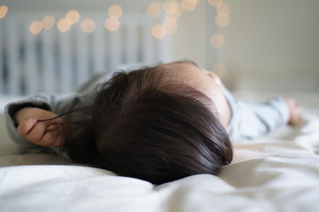 家長應根據睡眠需要分配寶寶的睡眠時間，以免出現「日頭瞓太多，夜晚瞓唔着」的情況。