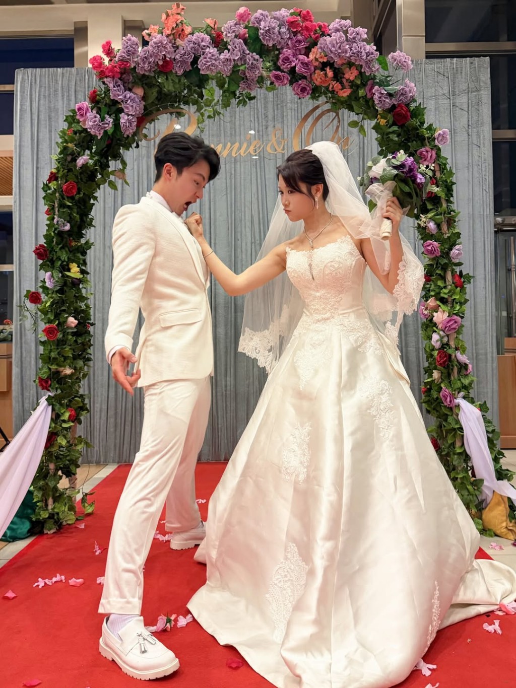 周嘉洛與林凱恩早前於劇中假結婚。 周嘉洛與林凱恩早前於劇中假結婚。