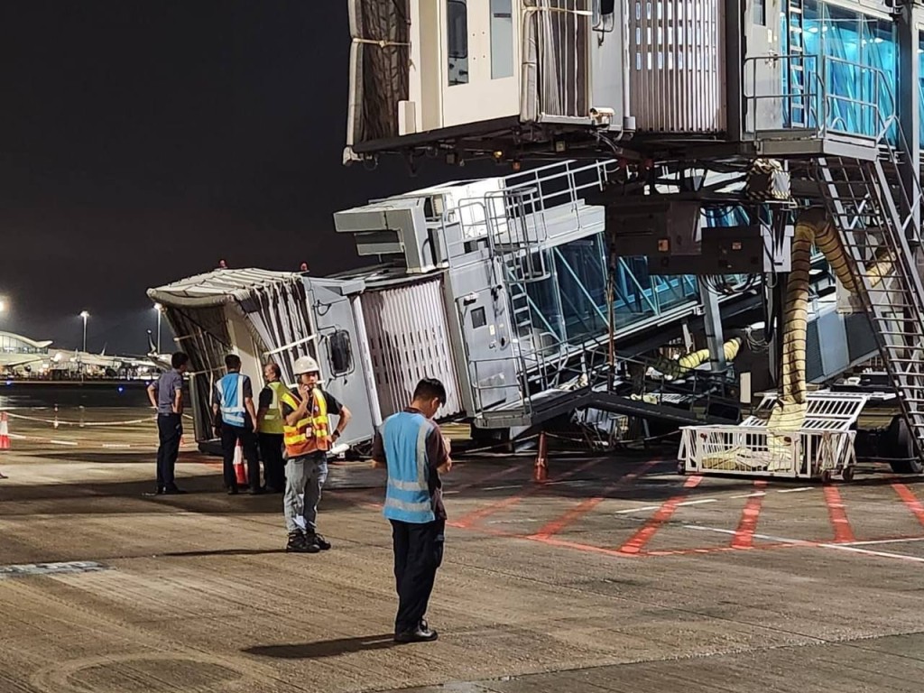 机场中场客运廊一条登机桥昨晚倒塌。