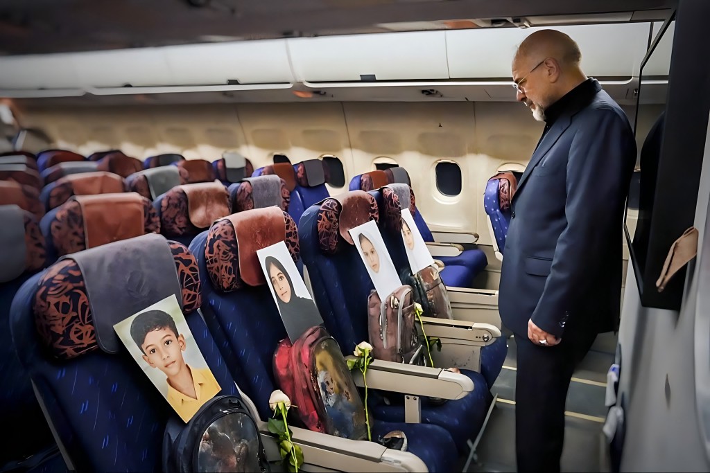 伊朗代表团飞机首排座位，摆放死去小学生照片及书包，卡利巴夫默默看着。MB Ghalibaf
