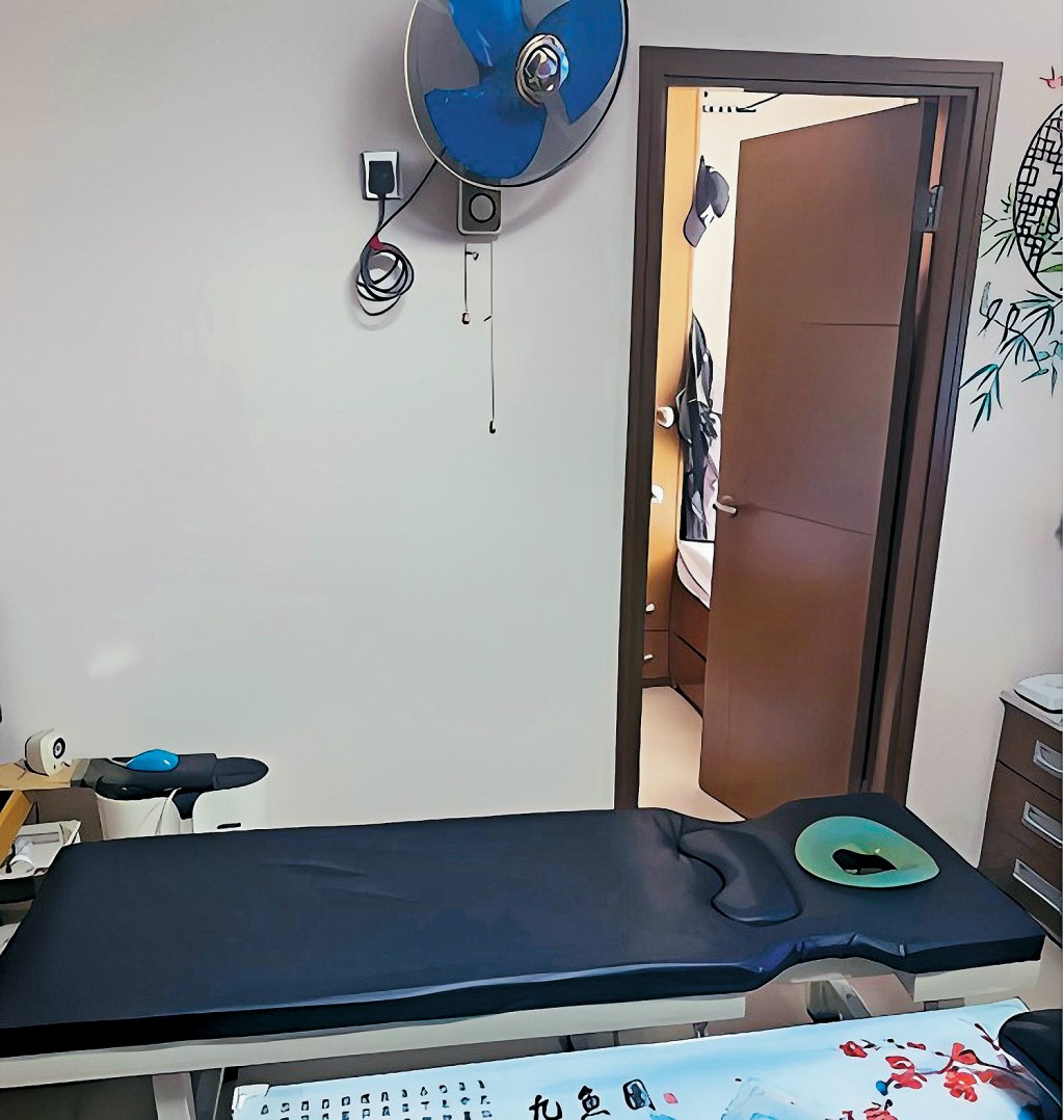 有租户将公屋单位改装成按摩店，并于屋内放置专业按摩床，提供收费按摩服务。
