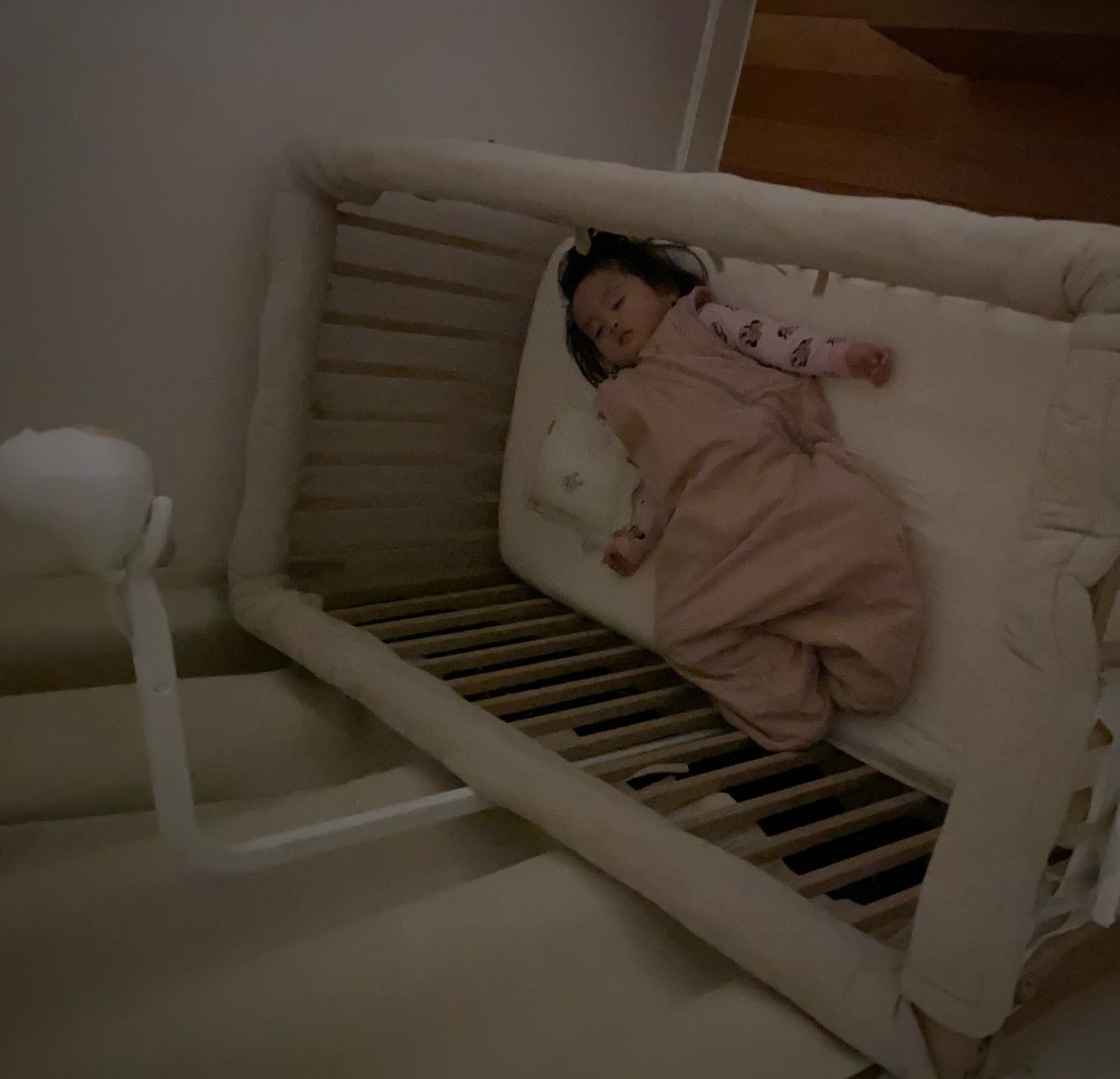選擇合規格的嬰兒牀，有助減低嬰兒睡覺時猝死的風險。（註：由於圖中嬰兒已過一歲，因此在安全情況下，床上四邊加了軟墊。）