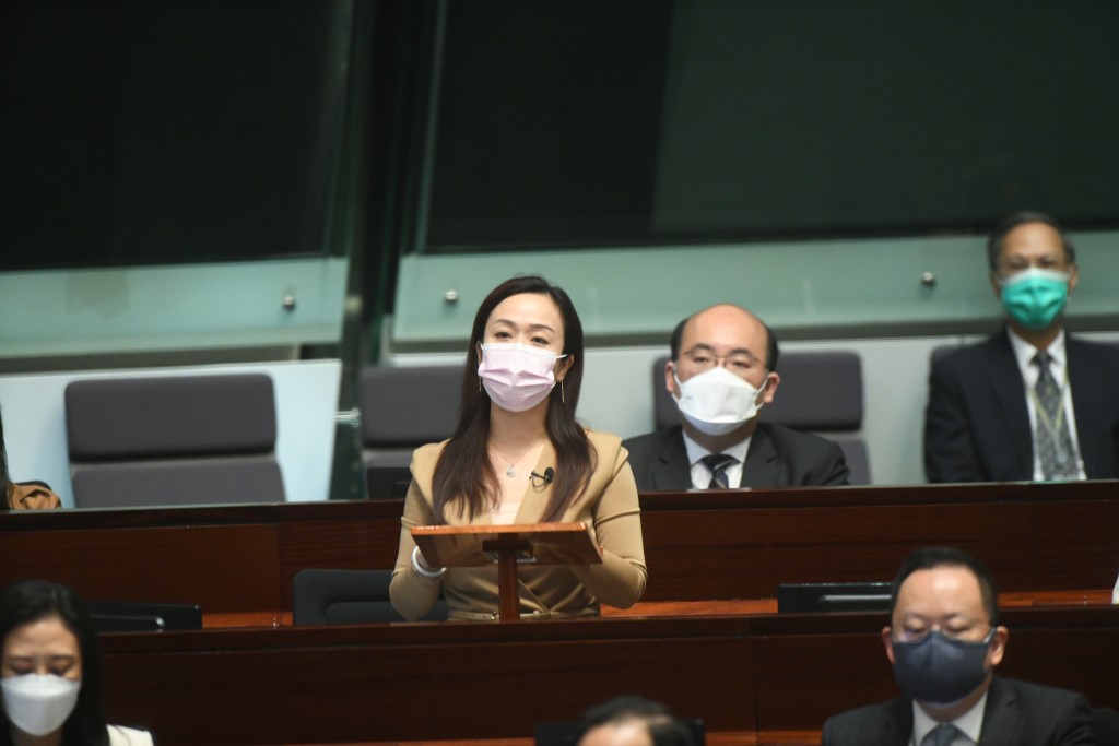 立法會議員陳凱欣關注公營牙科服務不足的問題。