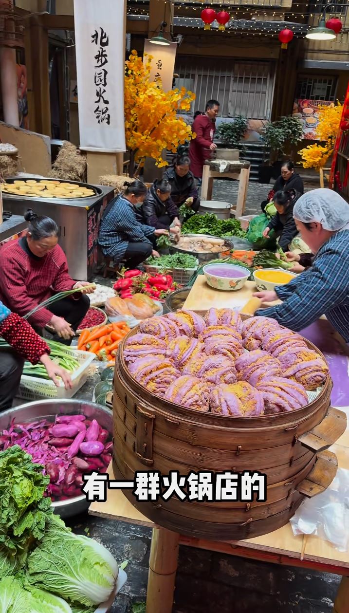 重庆有火锅店的备菜间被网民觉得漫画感十足，仿如《千与千寻》的画面。抖音
