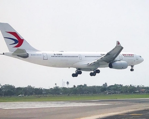 美國下令中國東方航空等公司提交航班時間表。

