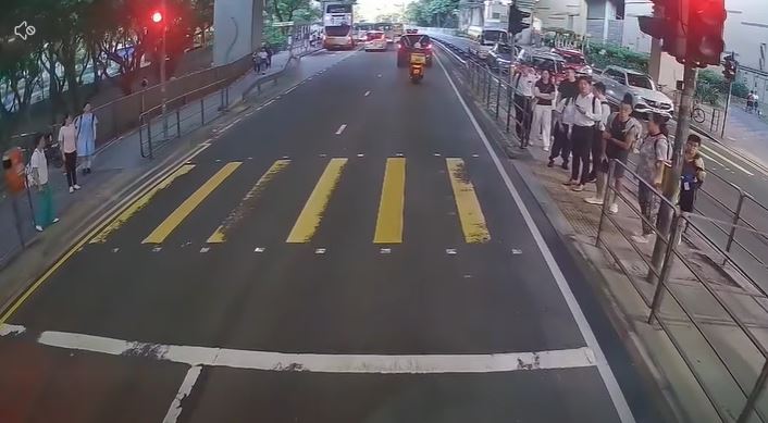 路邊有十多名行人等過馬路。fb車cam L（香港群組）Kitty Chau影片截圖