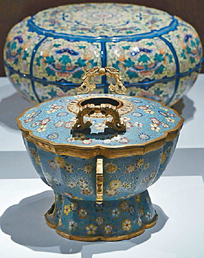 ■港故宮展珍品,包括乾隆帝的飛龍紋宴盒(後)及花卉紋鍋(前)。 ■港故宮展珍品,包括乾隆帝的飛龍紋宴盒(後)及花卉紋鍋(前)。