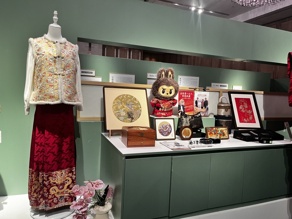 同场亦举办「精美的江南」主题展览展销，涵盖染、织、绣三大门类的非遗项目。