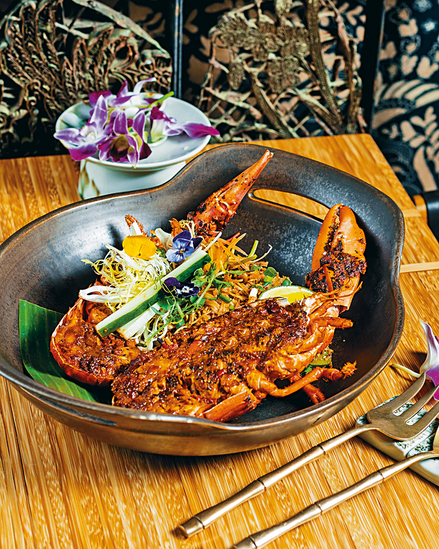 金巴蘭龍蝦 原隻烤波士頓龍蝦加入金巴蘭燒烤醬烹調,配以炒米粉和時蔬品嘗。