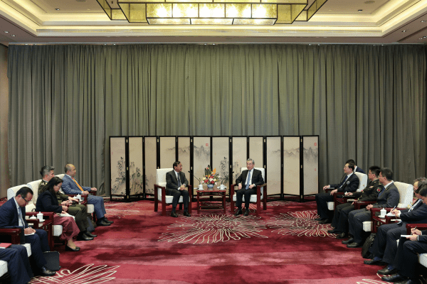 王毅在雲南會見柬埔寨副首相兼外交大臣布拉索昆。 外交部