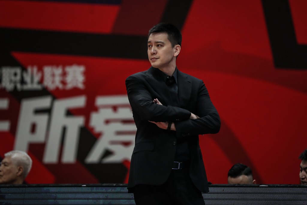 CBA球队教练杨鸣的绯闻，成为内地网民热话。