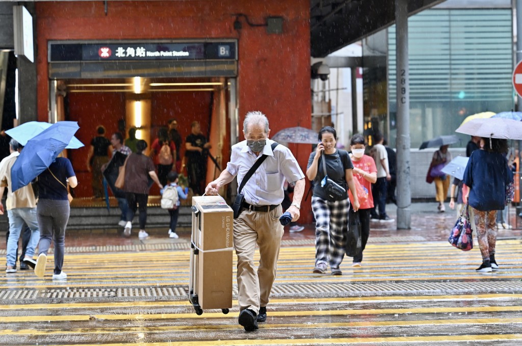 天文台預料一股偏南氣流會在明日為廣東沿岸帶來幾陣驟雨。資料圖片