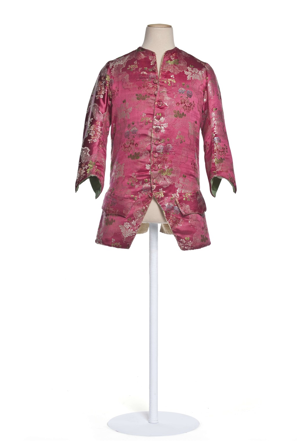 十八世纪的红色男士外套，采用法国丝绸面料，纹样仿中国丝绸。© 巴黎装饰 艺术博物馆 / 摄影:尚 · 托朗斯