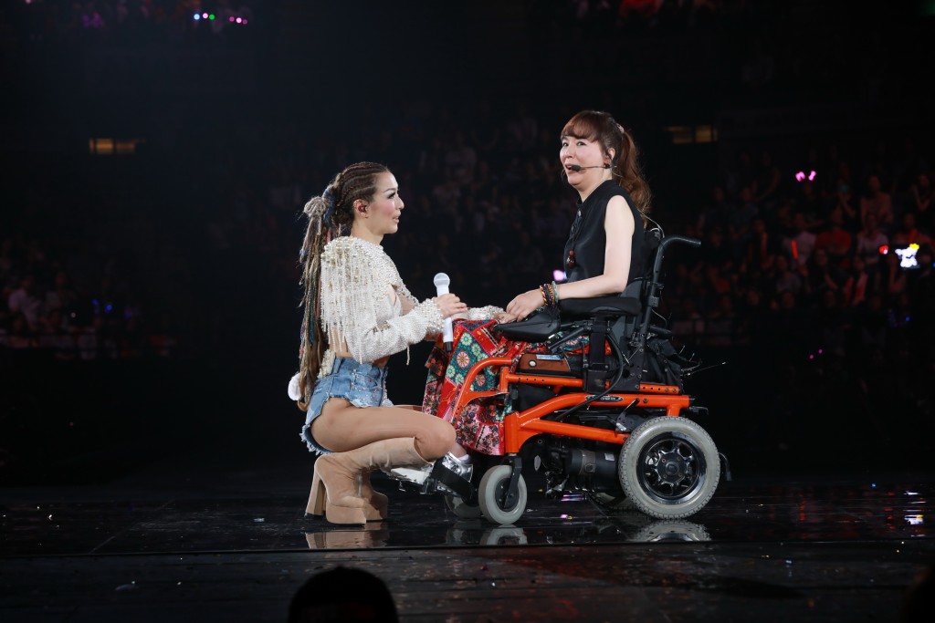 鄭秀文於19年演唱會邀請了吳少芳擔任嘉賓。