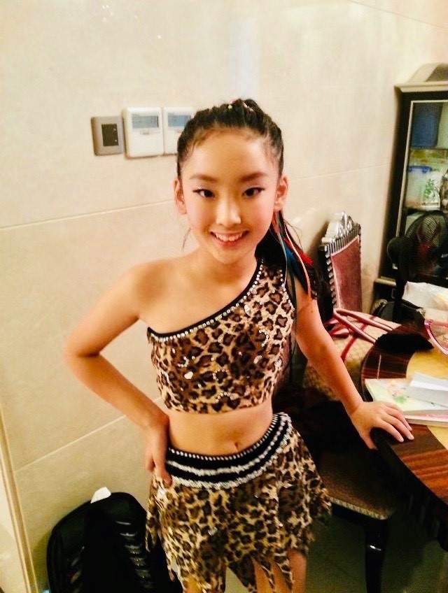 楊培琳童年豹紋拉丁舞造型曝光，從小已是美人胚子。