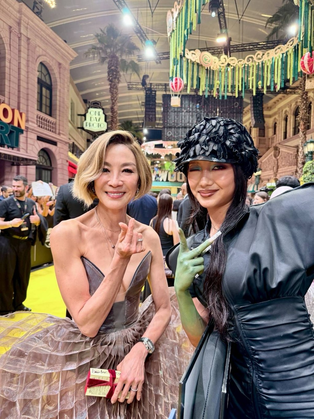 Marf獲邀出席《魔法壞女巫：第二章》新加坡首映，並與楊紫瓊合照。