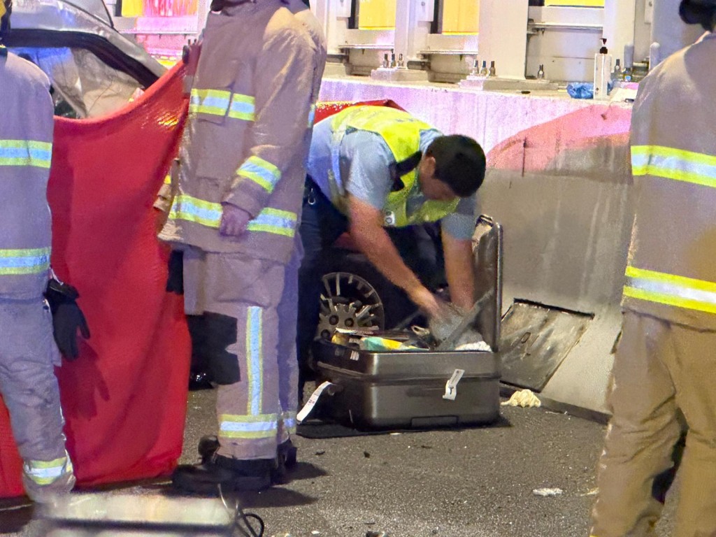 現場遺下一個行李箱。黎志偉攝 現場遺下一個行李箱。黎志偉攝