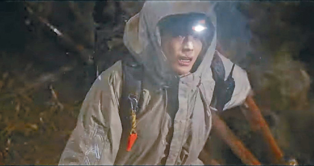 ■演員在《智異山》的預告中,全副武裝上陣。