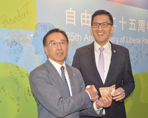 田北俊昨在周年酒會上，高調捐出1000元，以支持民主黨的眾籌活動。
