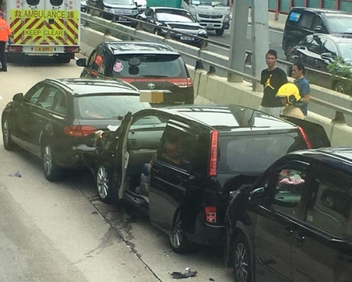 長沙灣呈祥道發生5車相撞意外。  香港交通突發報料區FB/網民Yau Lam‎圖
