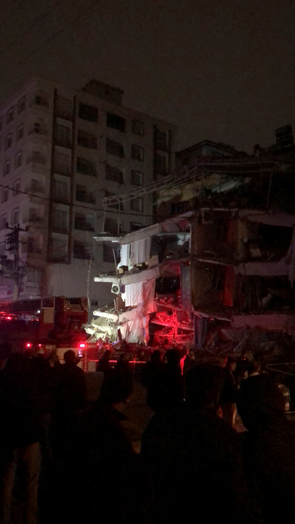 土耳其迪亚巴克尔发生地震后，有建筑损毁，人们在露天聚集。网图